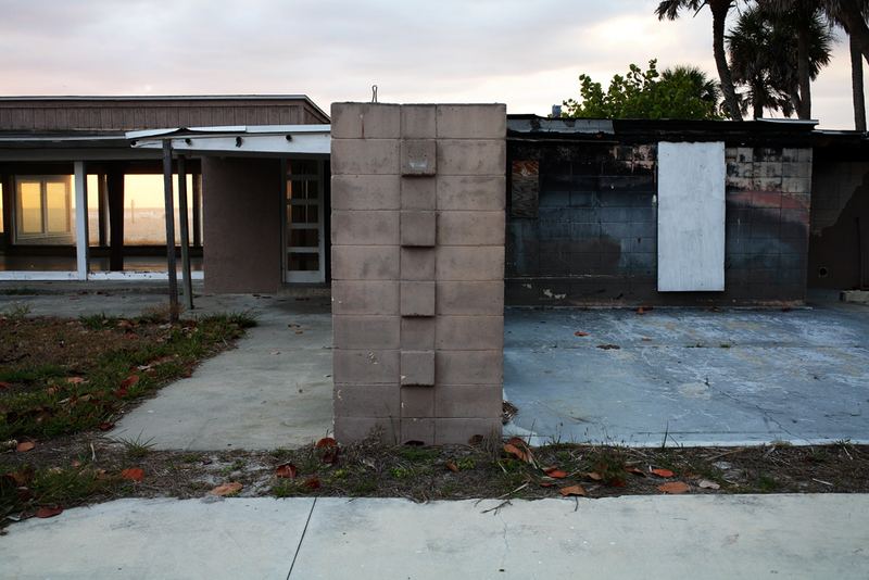 Illustration for article titled The Faded Glory of Dilapidated Modernist Homes